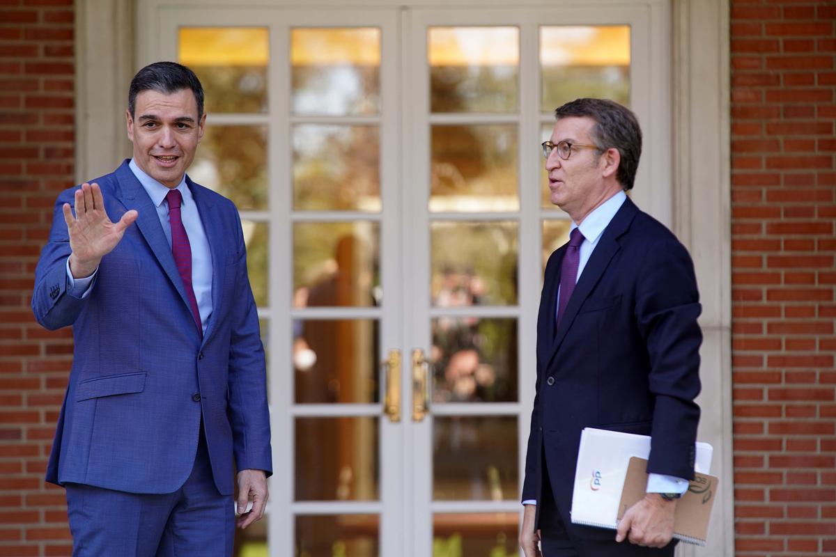 Pedro Sanchez y Alberto Núñez Feijóo, antes de la reunión que mantuvieron el 7 de abril en la Moncloa.
