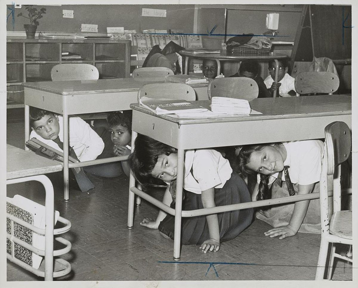 Niños de EEUU ensayan ante un hipotético ataque nuclear, durante la Guerra Fría. Niños de EEUU ensayan ante un hipotético ataque nuclear, durante la Guerra Fría.