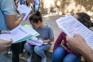 Unos estudiantes repasan los apuntes antes de un exámen.