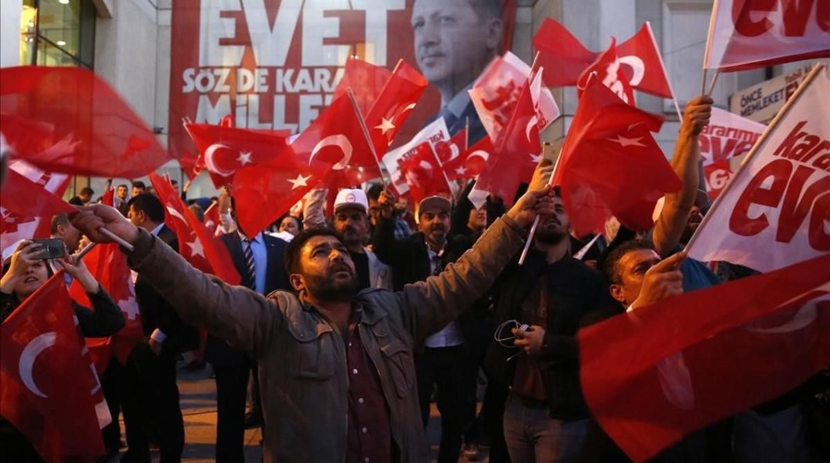 Los partidarios del presidente Erdogan celebran la victoria en el referéndum por la reforma constitucional. Los partidarios del presidente Erdogan celebran la victoria en el referéndum por la reforma constitucional.