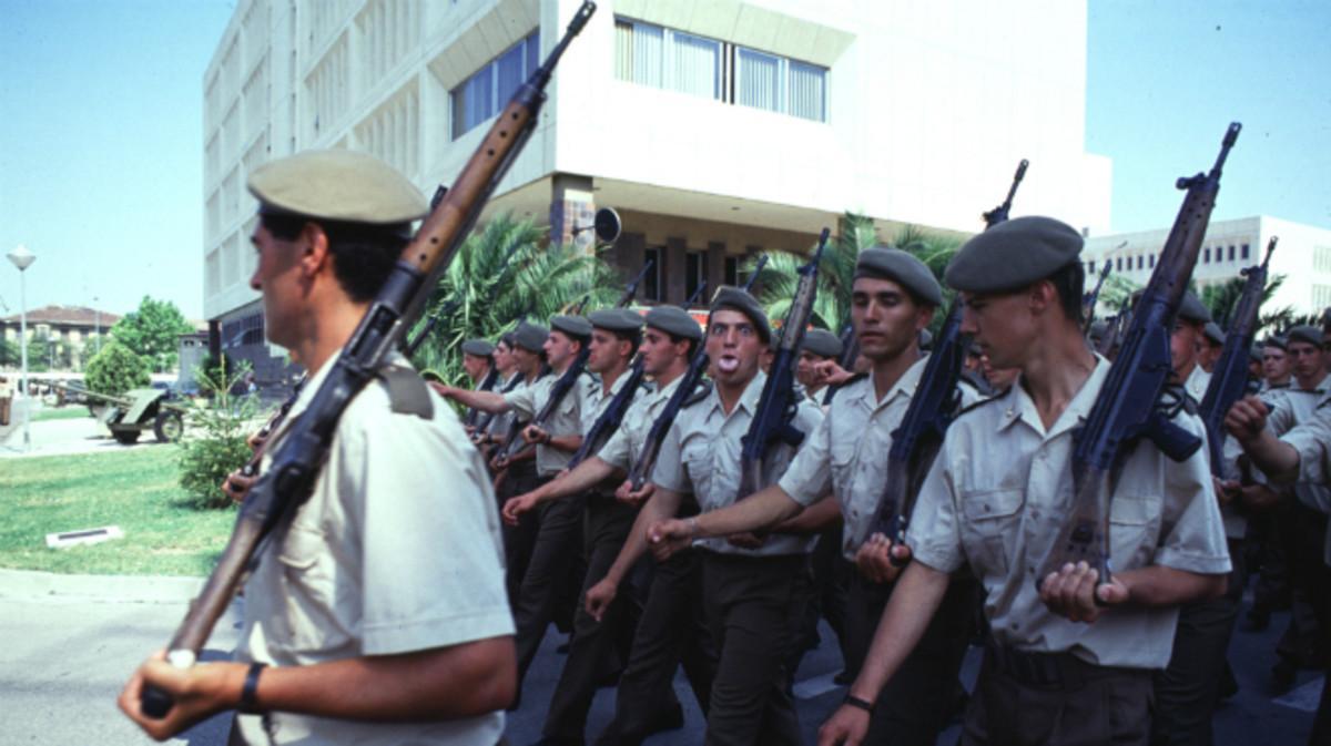 Un grupo de jóvenes alistados en la mili en un cuartel de Zaragoza.