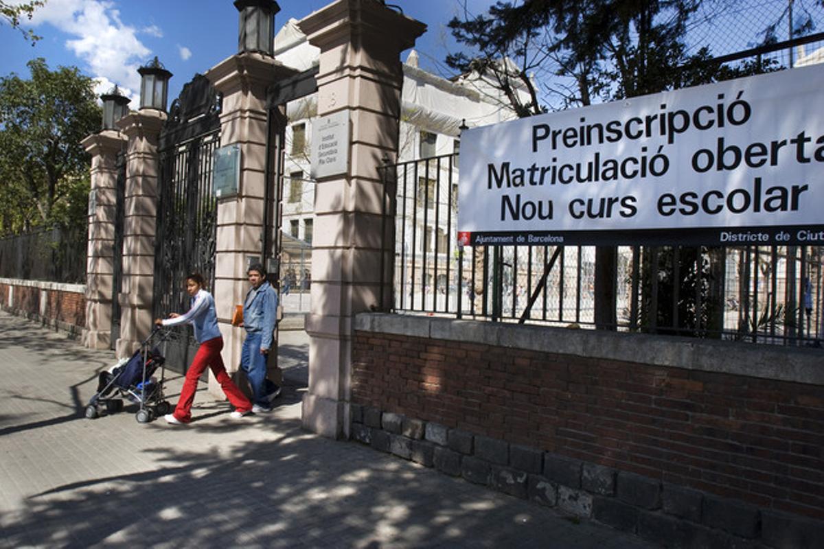 El IES Pau Claris de Barcelona, con el cartel que informa de la preinscripción.
