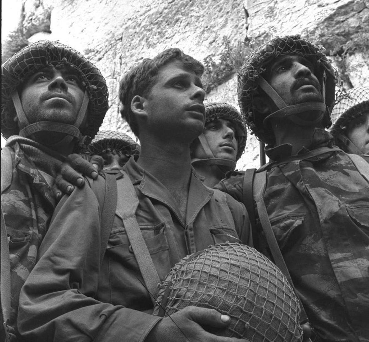 Tres soldados del Ejército israelí, frante al Muro de las Lamentaciones, en Jerusalén, en 1967.