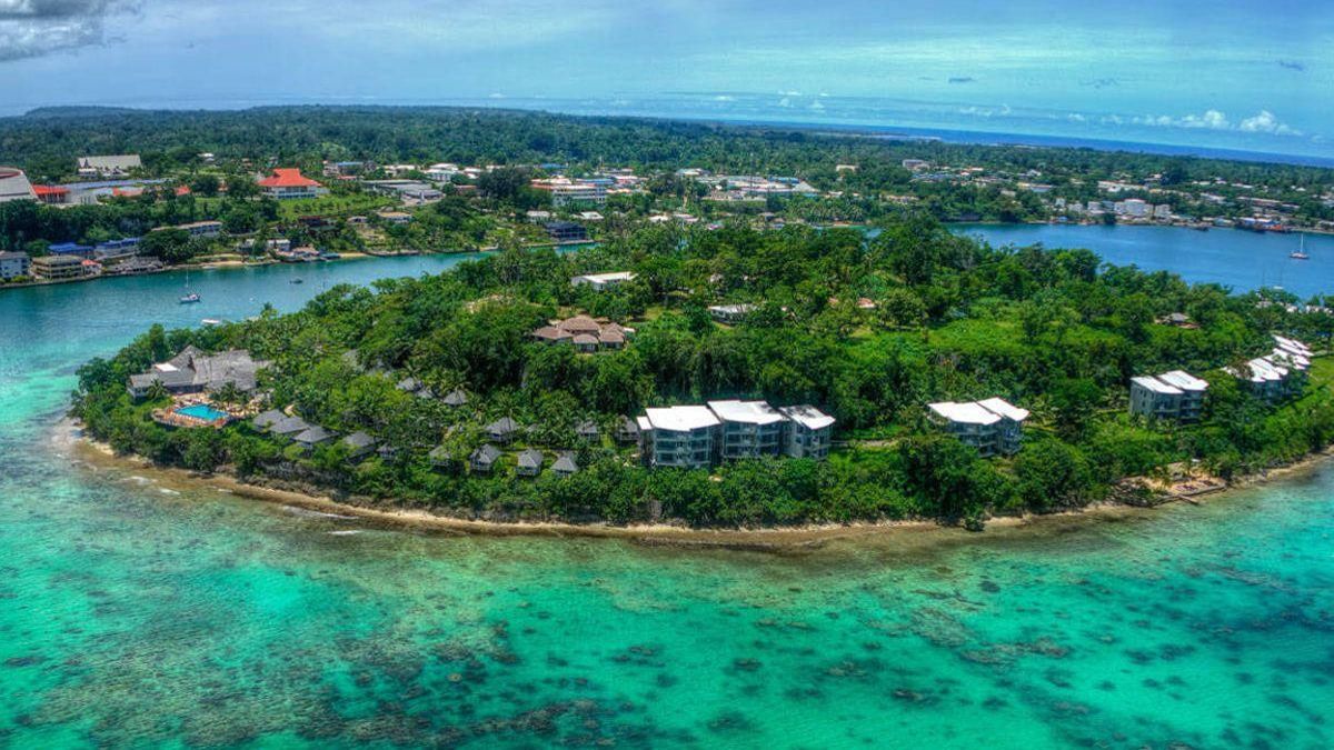La República de Vanuatu es un conjunto de 83 islas, de las cuales apenas un tercio están habitadas. La República de Vanuatu es un conjunto de 83 islas, de las cuales apenas un tercio están habitadas.