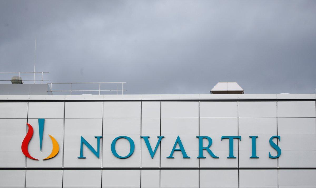 El logo de la multinacional Novartis en una planta de Suiza.