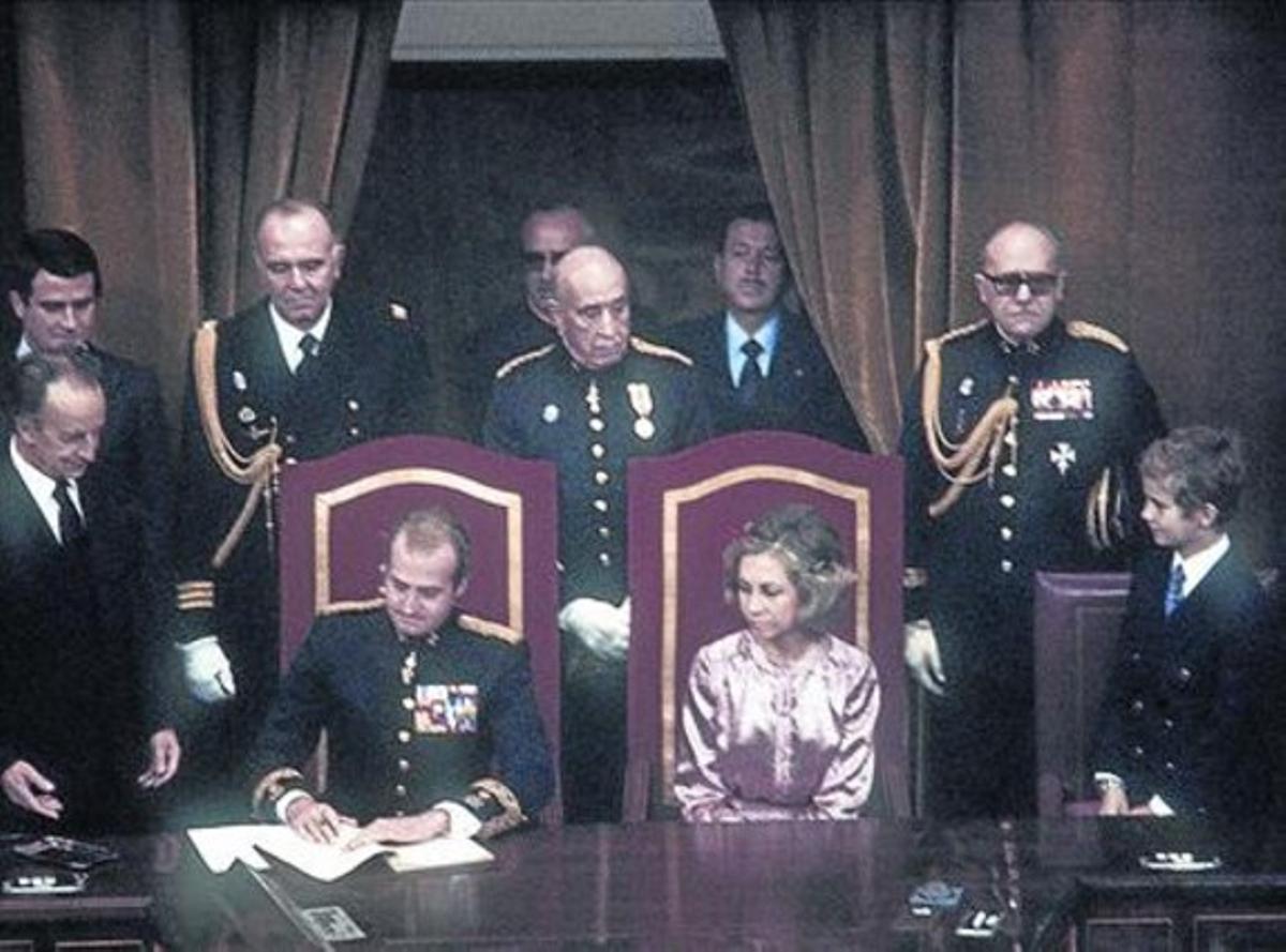 27-12-1978 Juan Carlos sancionala Carta Magna en el Congreso.