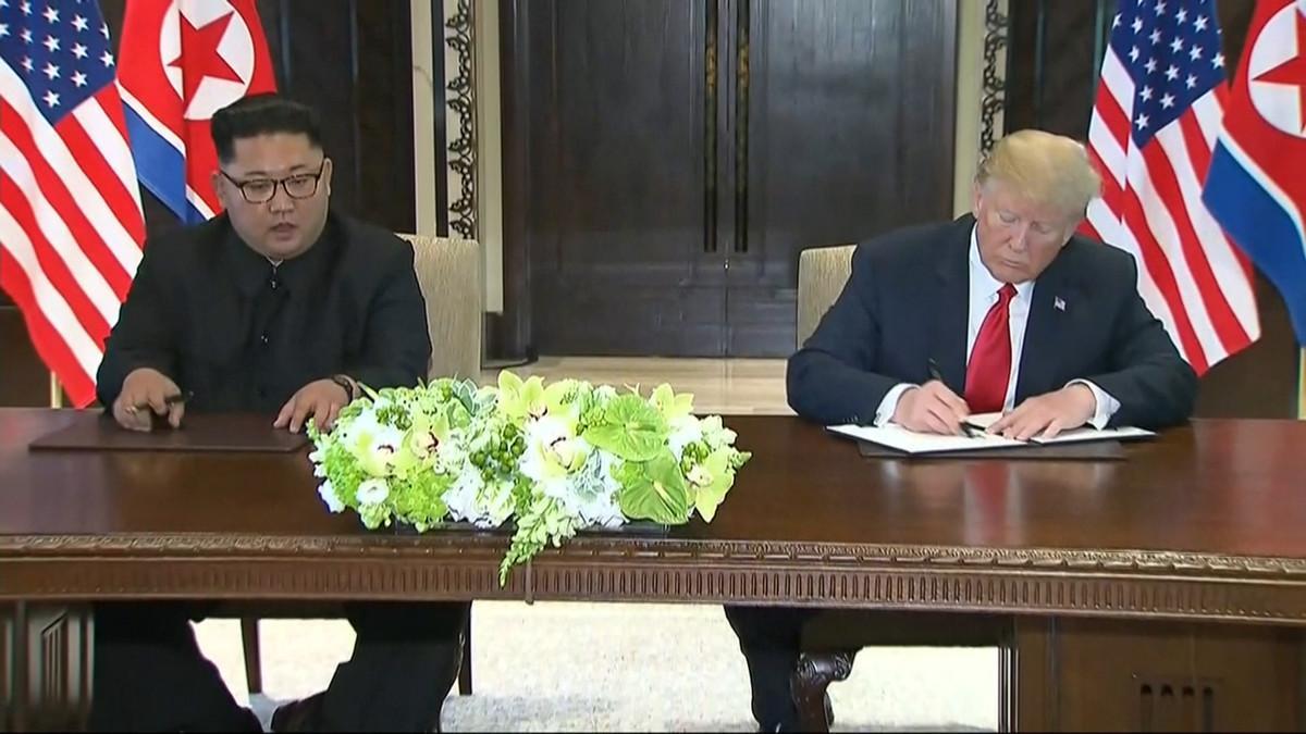 Kim Jong-un y Trump firman una declaración conjunta tras la reunión en Singapur.