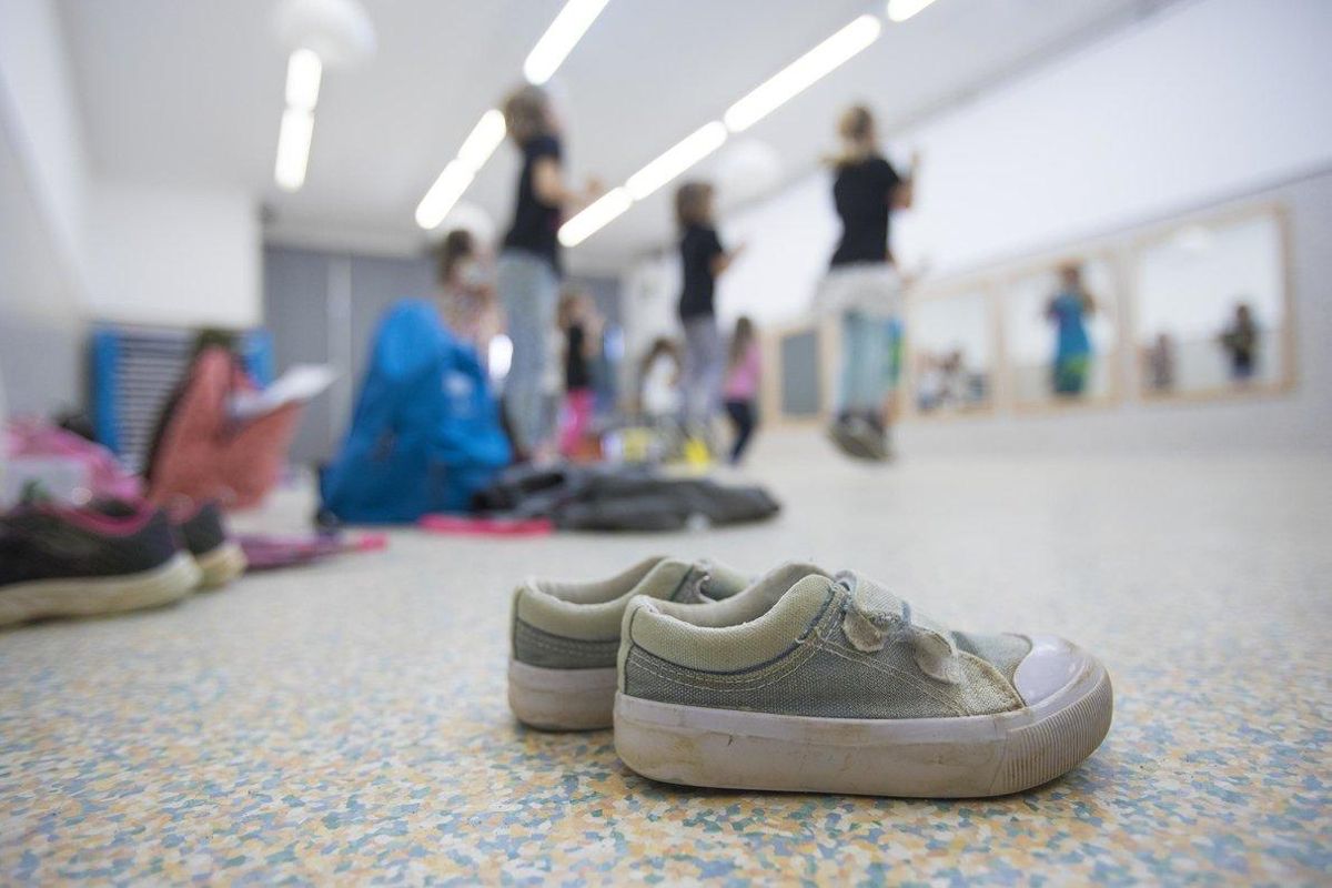 Clase extraescolar de zumba en una escuela de Poblenou Clase extraescolar de zumba en una escuela de Poblenou