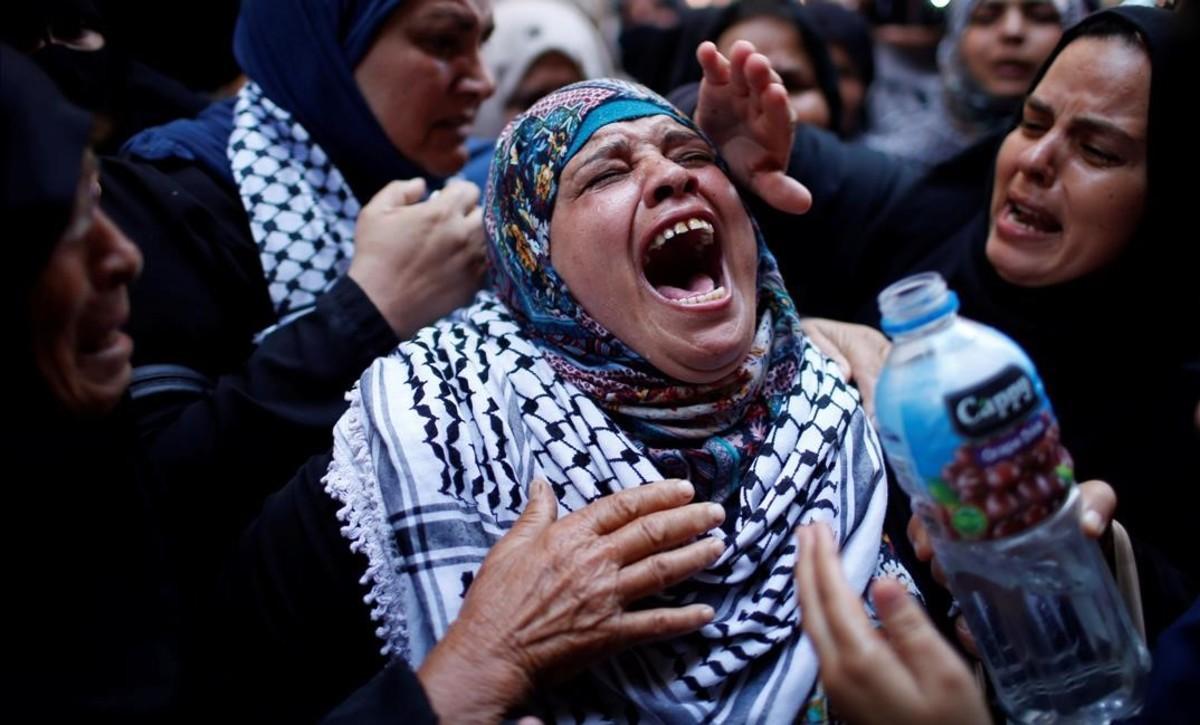 Una familiar de la joven abatida por el Ejército israelí muestra su desesperación.