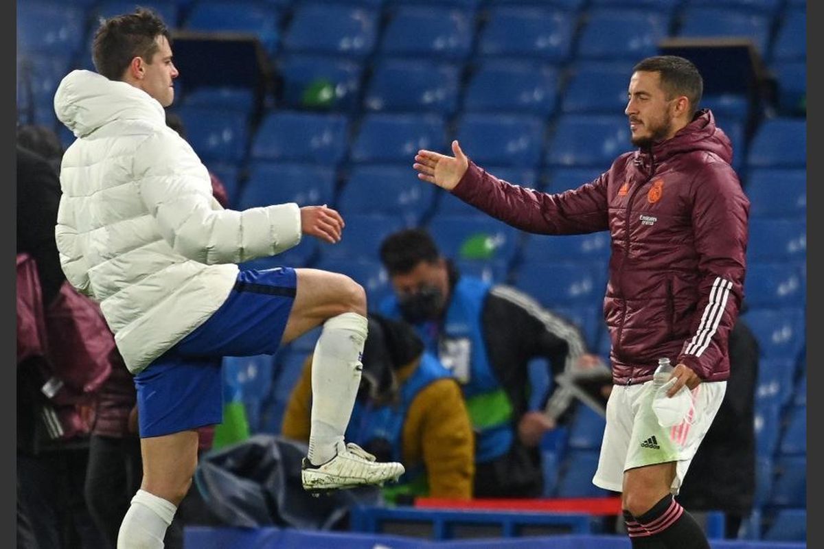 El belga Hazard y Azpilicueta, viejos compañeros en el Chelsea, se saludan al término de la semifinal. El belga Hazard y Azpilicueta, viejos compañeros en el Chelsea, se saludan al término de la semifinal.