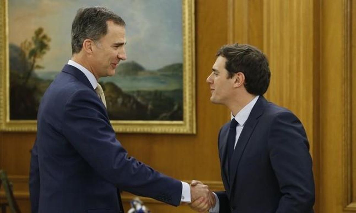 Albert Rivera saluda al Rey, el pasado 21 de enero en el Palacio de la Zarzuela. Albert Rivera saluda al Rey, el pasado 21 de enero en el Palacio de la Zarzuela.