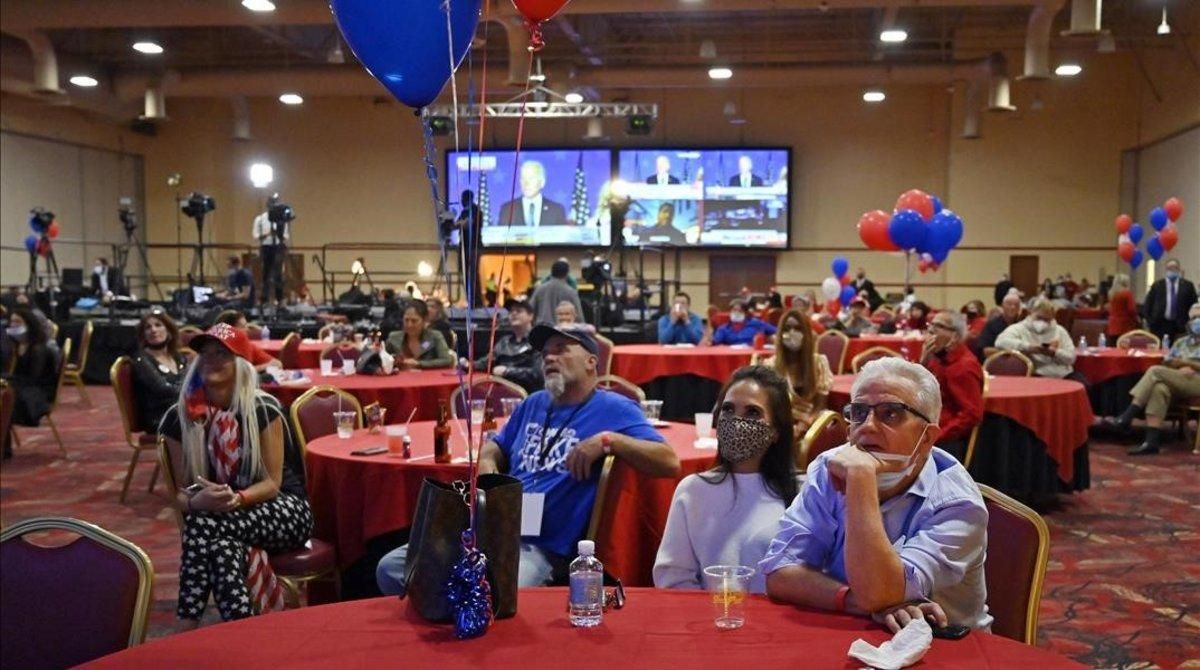 Partidarios de Trump siguen el recuento electoral desde el Hotel Casino South Point de Las Vegas. Partidarios de Trump siguen el recuento electoral desde el Hotel Casino South Point de Las Vegas.