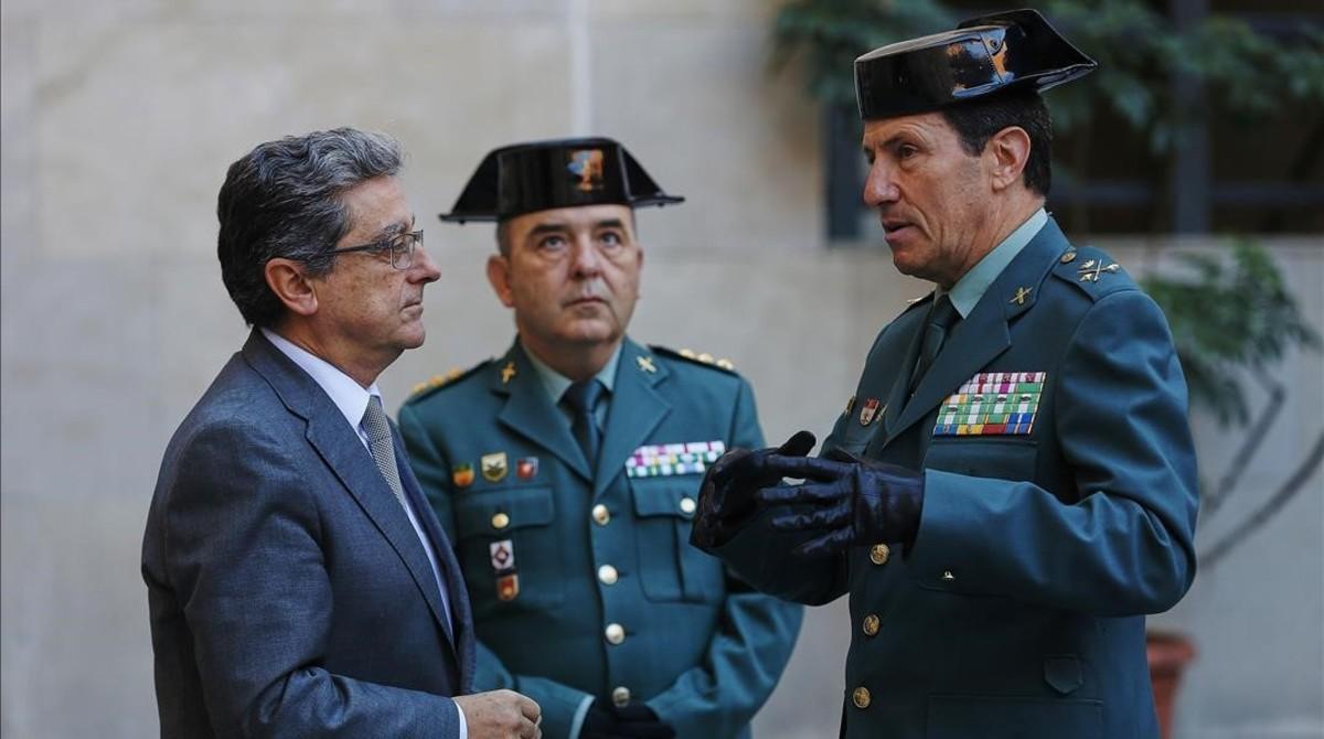 El delegado del Gobierno, Enric Millo, habla con el coronel José Aledo Andreu y el general Ángel Gozalo Martín, en la comandancia de la Guardia Civil, este miércoles.