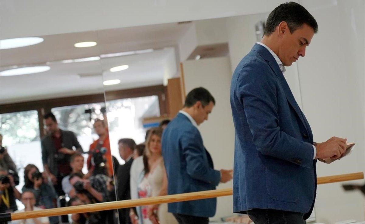 Pedro Sánchez acude a votar en Madrid. Pedro Sánchez acude a votar en Madrid.