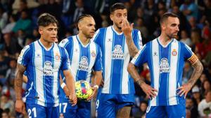 Melamed, Braithwaite, Joselu y Darder se lamentan durante un partido del Espanyol.