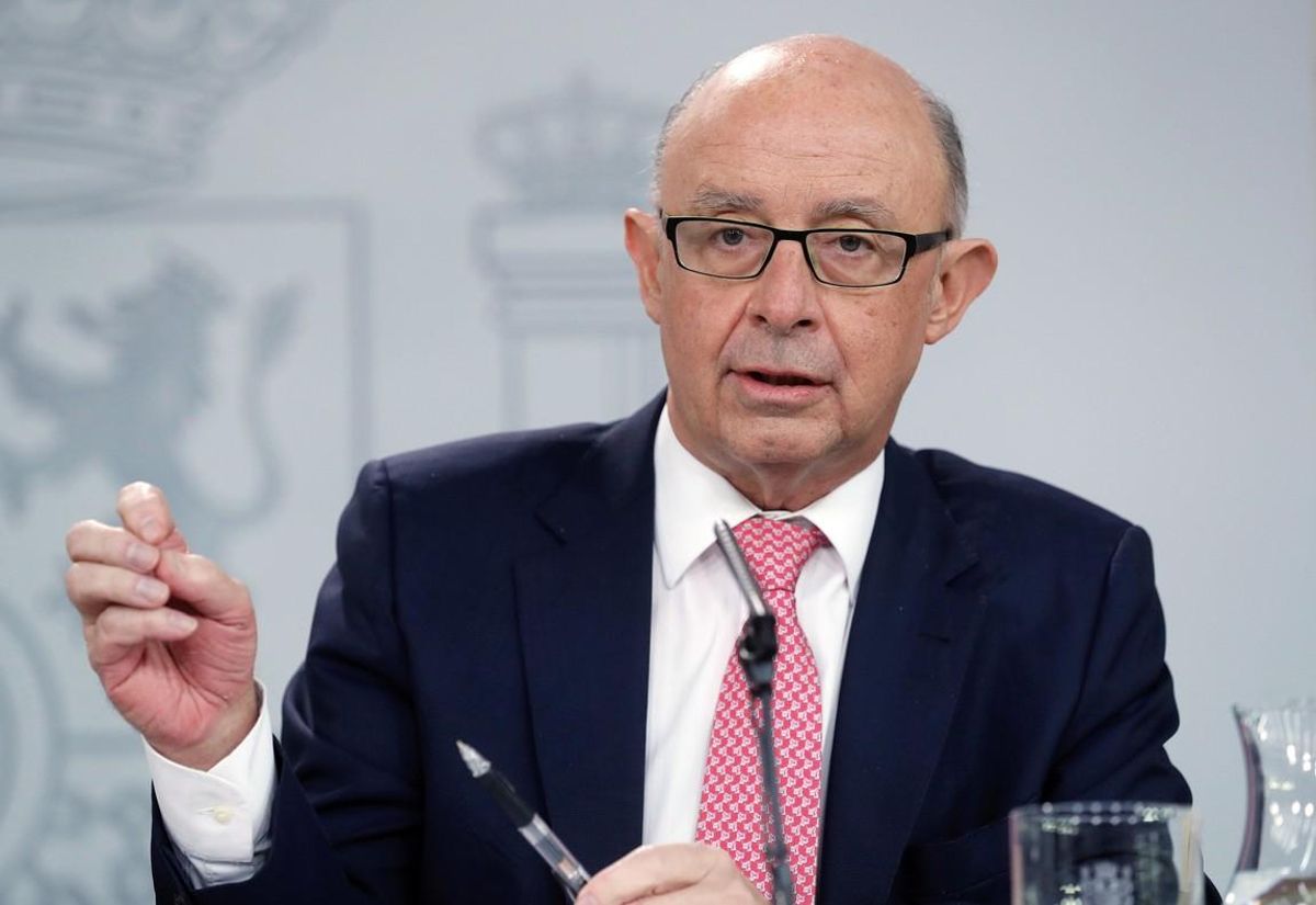 El ministro de Hacienda, Cristóbal Montoro, ha detallado que la Administración Central cerró el ejercicio del 2017 con un déficit de 1,9% del PIB (cuando su objetivo era del 1,1%). El ministro de Hacienda, Cristóbal Montoro, ha detallado que la Administración Central cerró el ejercicio del 2017 con un déficit de 1,9% del PIB (cuando su objetivo era del 1,1%).