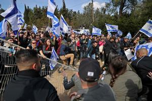 Manifestantes israelíes tumban una valla en el Parlamento de Israel, el 13 de febrero de 2023, durante las protestas en contra de la polémica reforma judicial del Gobierno derechista del país.