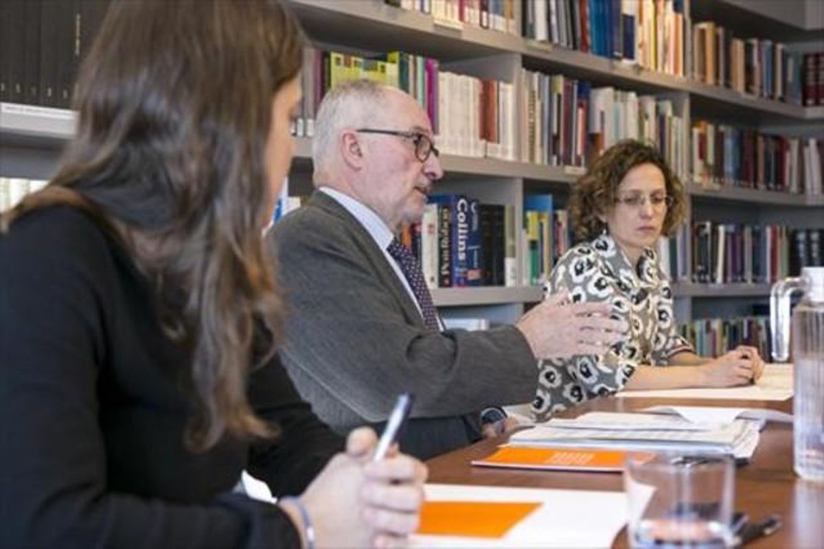 El síndic Rafael Ribó y la ’consellera’ Meritxell Ruiz (derecha), ayer. El síndic Rafael Ribó y la ’consellera’ Meritxell Ruiz (derecha), ayer.