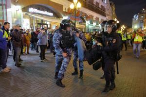 La policía rusa detiene a un opositor en una manifestación no autorizada en el centro de Moscú.