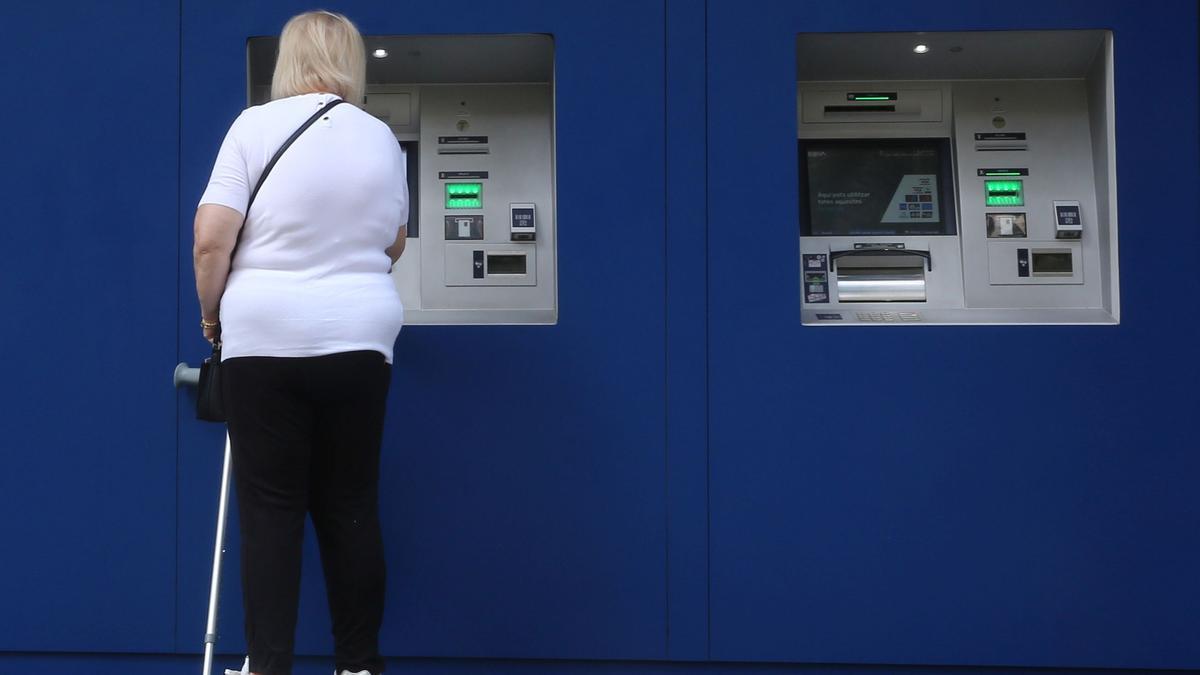 Barcelona propone a los bancos que instalen cajeros automáticos en dependencias municipales