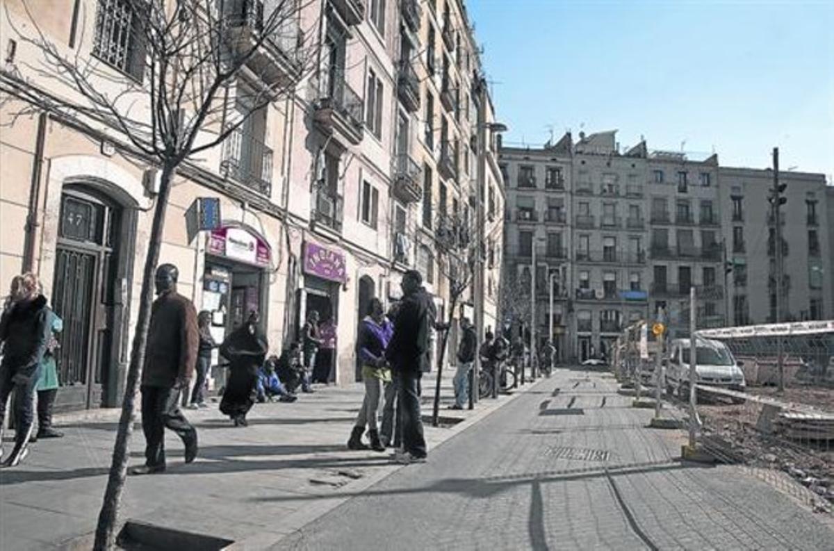Punto de inflexión 8 La calle d’en Robador en el 2011, durante las obras de construcción de la Filmoteca, que debía «dignificar» la zona. Punto de inflexión 8 La calle d’en Robador en el 2011, durante las obras de construcción de la Filmoteca, que debía «dignificar» la zona.