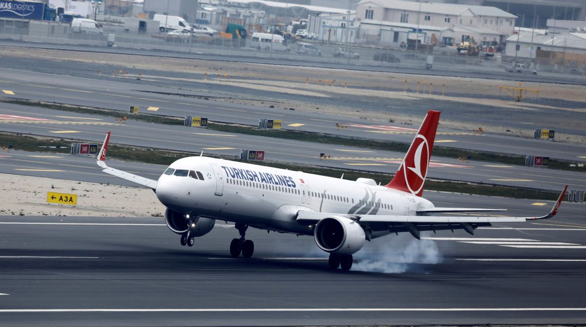 Un avión de Turkish Airlines aterriza en el aeropuerto de Estambul. Un avión de Turkish Airlines aterriza en el aeropuerto de Estambul.