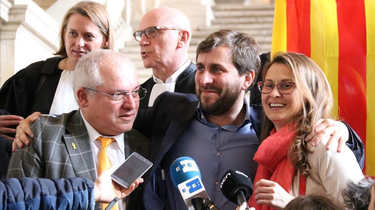 Lluís Puig, Toni Comín y Meritxell Serret celebran la decisión del juez.