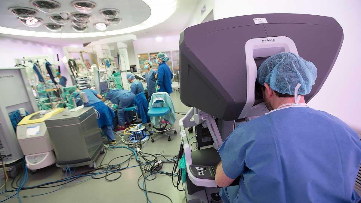 Operación con el robot Da Vinci en el Hospital Clínic de Barcelona.