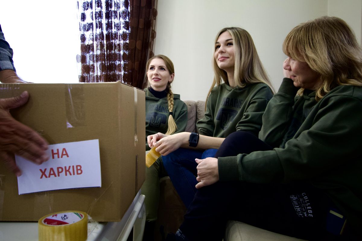 La familia de Dmitro, un ucraniano de Antalya, con cajas de ayuda que irán hacia Járkov, Ucrania. La familia de Dmitro, un ucraniano de Antalya, con cajas de ayuda que irán hacia Járkov, Ucrania.