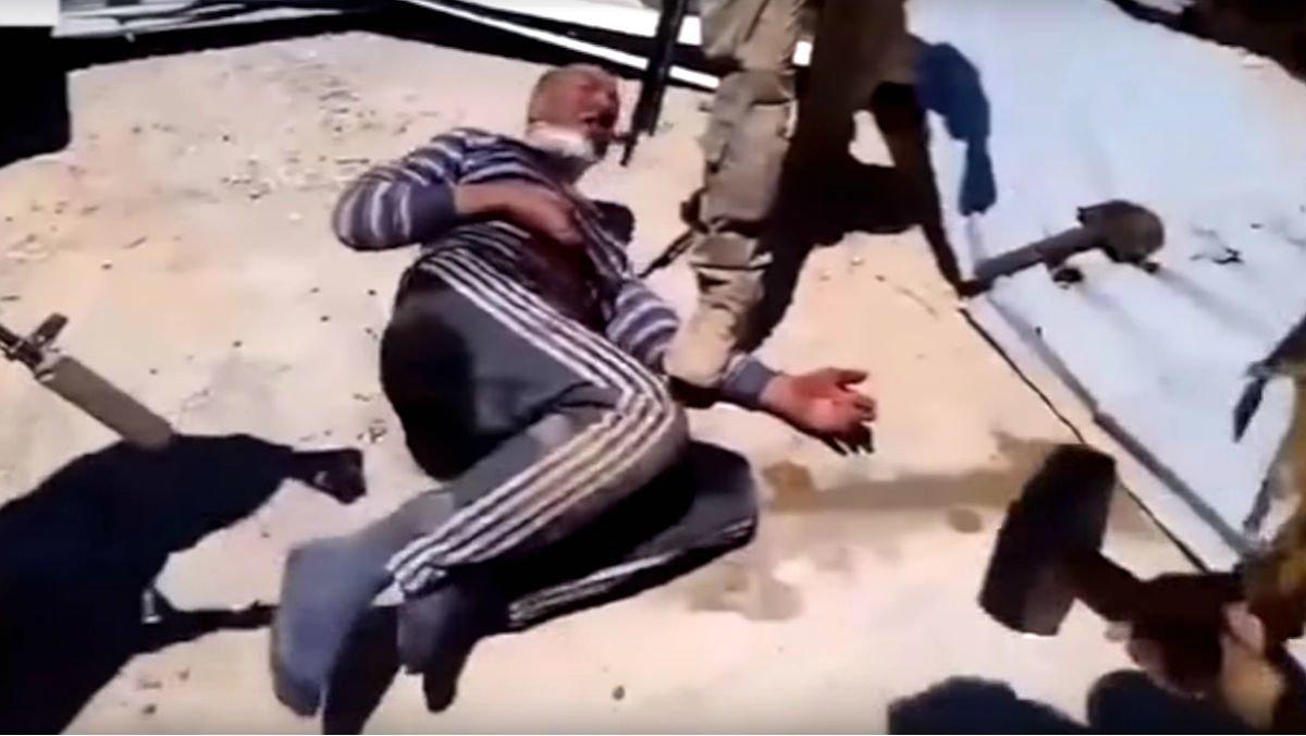 Un momento del vídeo en el que mercenarios de Wagner torturan a un ciudadano sirio.