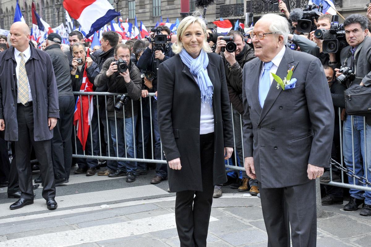 Archivo - Jean-Marie Le Pen junto a su hija, Marine Le Pen,