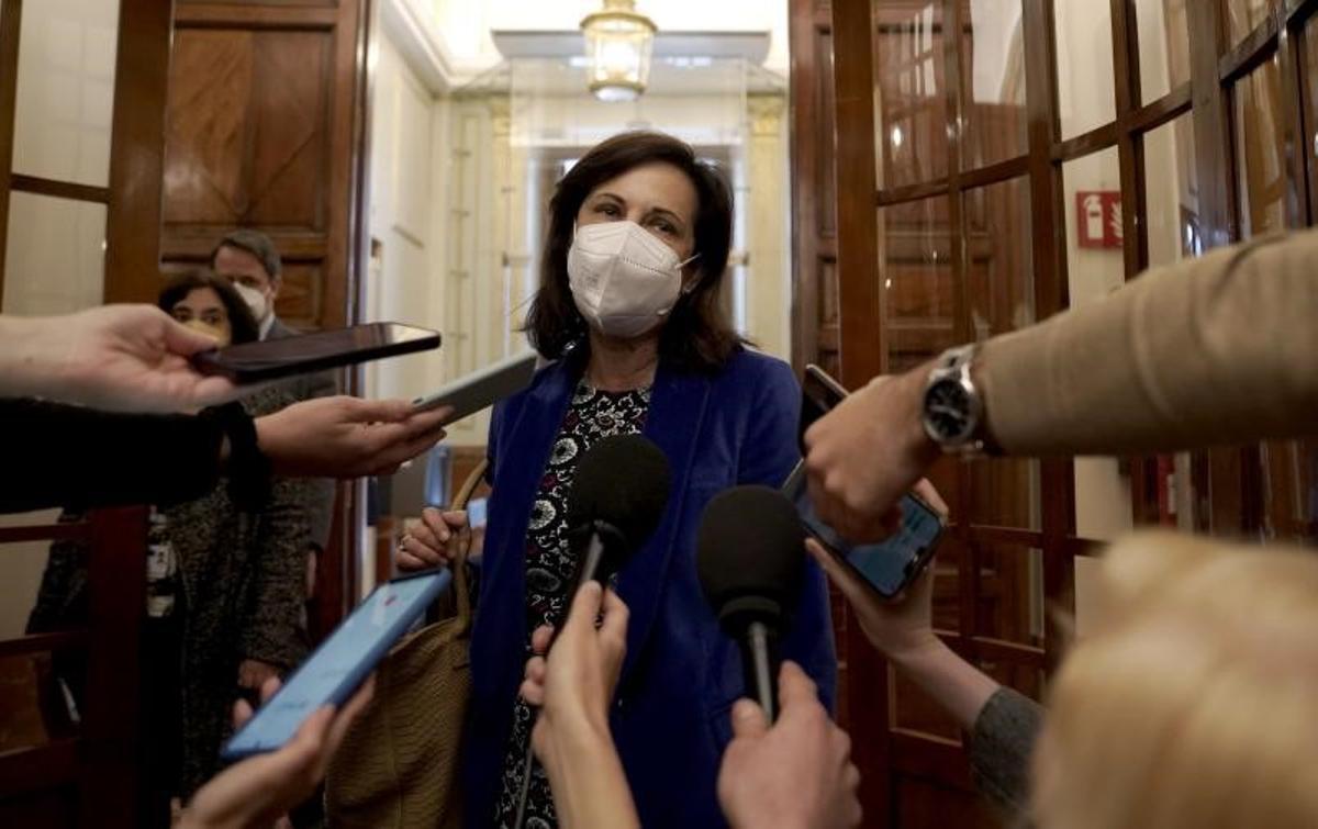 La ministra de Defensa, Margarita Robles, charla con los periodistas a su salida del pleno del Congreso de este 27 de abril de 2022. La ministra de Defensa, Margarita Robles, charla con los periodistas a su salida del pleno del Congreso de este 27 de abril de 2022.