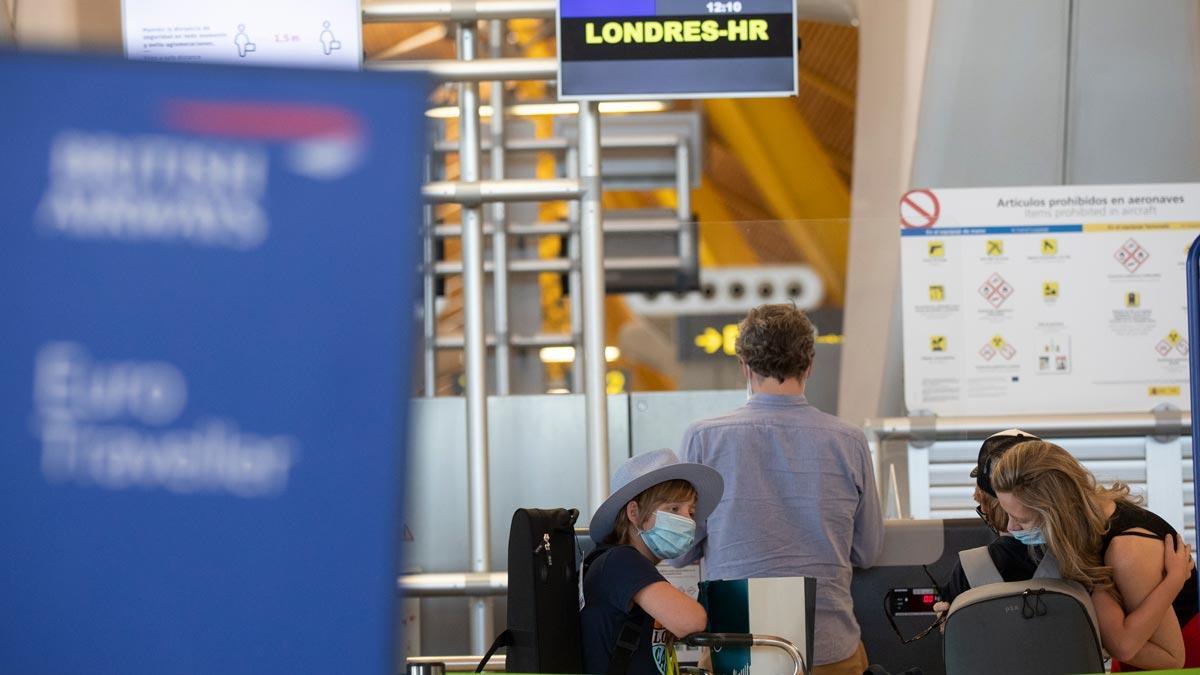 El Reino Unido impone cuarentena a los viajeros que procedan de España. En la foto, pasajeros hacen el ’check in’ en el aeropuerto de Madrid-Barajas para volar a Londres.