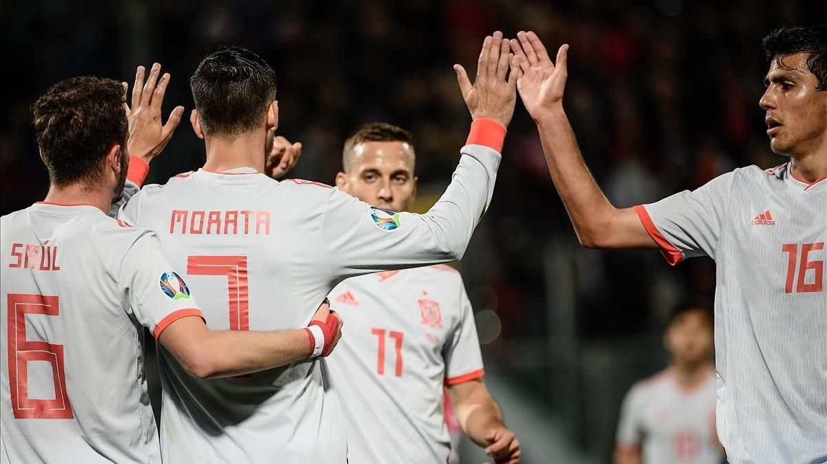 Álvaro Morata, felicitado por sus compañeros de la Roja. Álvaro Morata, felicitado por sus compañeros de la Roja.