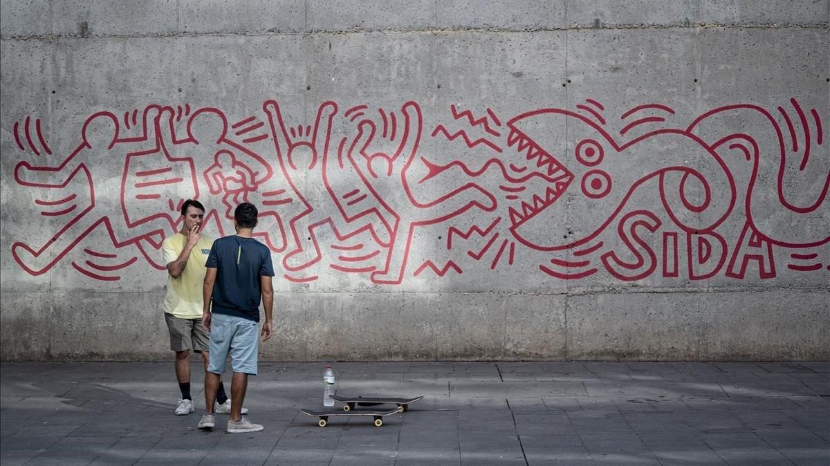 El artista norteamericano Keith Haring pintó el famoso mural que ahora luce junto al Macba un año antes de morir por la infección de VIH. El artista norteamericano Keith Haring pintó el famoso mural que ahora luce junto al Macba un año antes de morir por la infección de VIH.