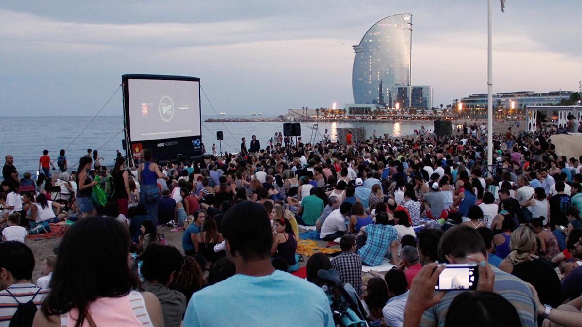  Cinema Lliure estrena nueva temporada de películas en la playa de Sant Sebastià.