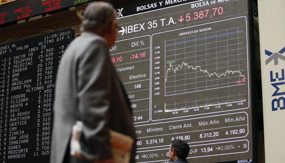Un inversor mira los paneles con las cotizaciones de las empresas del Ibex 35.