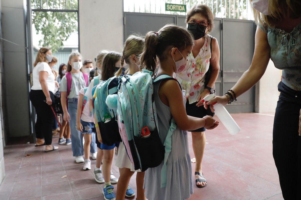 Alumnos del Institut Escola Londres, en Barcelona, se ponen gel hidroalcohólico antes de entrar en clase. Alumnos del Institut Escola Londres, en Barcelona, se ponen gel hidroalcohólico antes de entrar en clase.