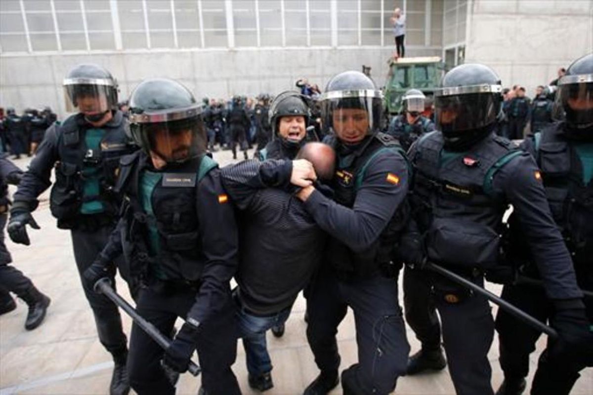 Las Fuerzas de Segurida del Estado intervienen en San Julià de Ramis, donde el entonces presidente de la Generalitat, Carles Puigdemont, debía votar el 1-O. Las Fuerzas de Segurida del Estado intervienen en San Julià de Ramis, donde el entonces presidente de la Generalitat, Carles Puigdemont, debía votar el 1-O.