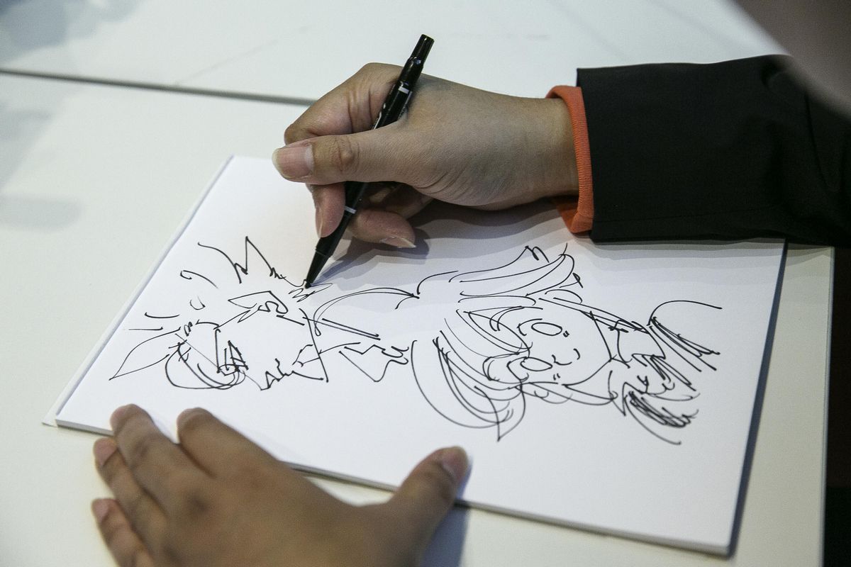 Las manos del mangaka Nakaba Suzuki, mientras dibujo en el Manga Barcelona, este jueves. Las manos del mangaka Nakaba Suzuki, mientras dibujo en el Manga Barcelona, este jueves.