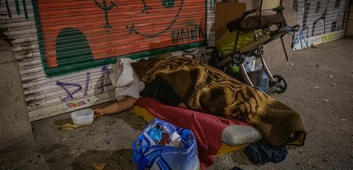 Un sintecho durmiendo bajo los arcos del paseo de Picasso, el pasado octubre. Un sintecho durmiendo bajo los arcos del paseo de Picasso, el pasado octubre.