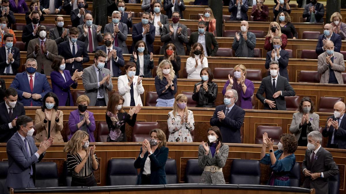 Miembros del Gobierno y diputados socialistas aplauden a María Jesús Montero al final de la votación de los Presupuestos Generales del Estado para el 2022, el 25 de noviembre.