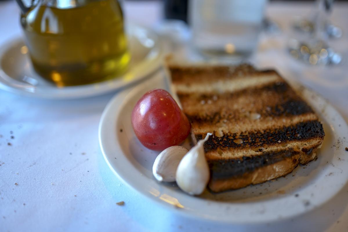  Pan, tomate , ajo y aceite en un restaurante.