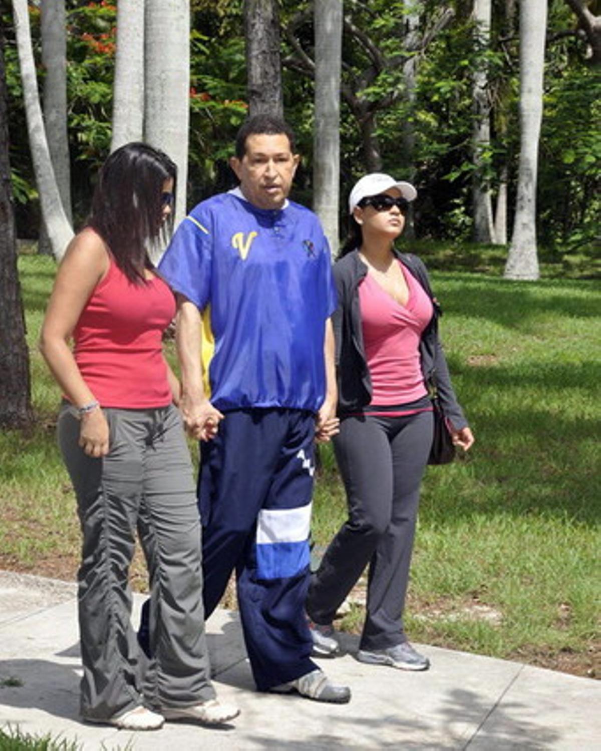 Hugo Chávez, camina junto a sus hijas Maria Gabriela y Rosa Virginia, en La Habana, como parte de la rutina indicada por los médicos para su recuperación.