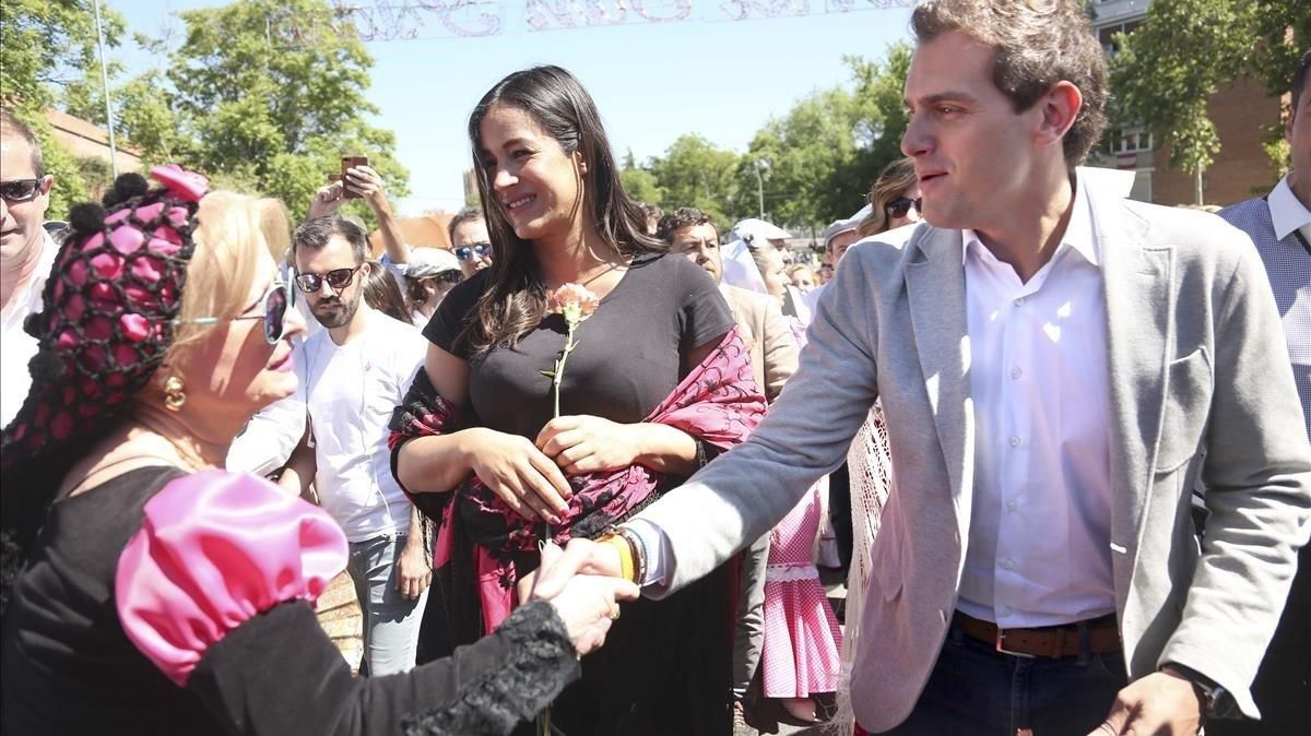La candidata de Ciudadanos a la Alcaldía de Madrid, Begoña Villacís, junto al presidente de la formación, Albert Rivera, en la Pradera de San Isidro. La candidata de Ciudadanos a la Alcaldía de Madrid, Begoña Villacís, junto al presidente de la formación, Albert Rivera, en la Pradera de San Isidro.