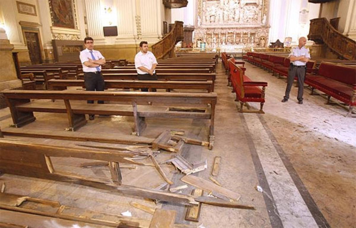 Destrozos causados por el artefacto explosivo en el interior de la basílica del Pilar, el pasado 2 de octubre.