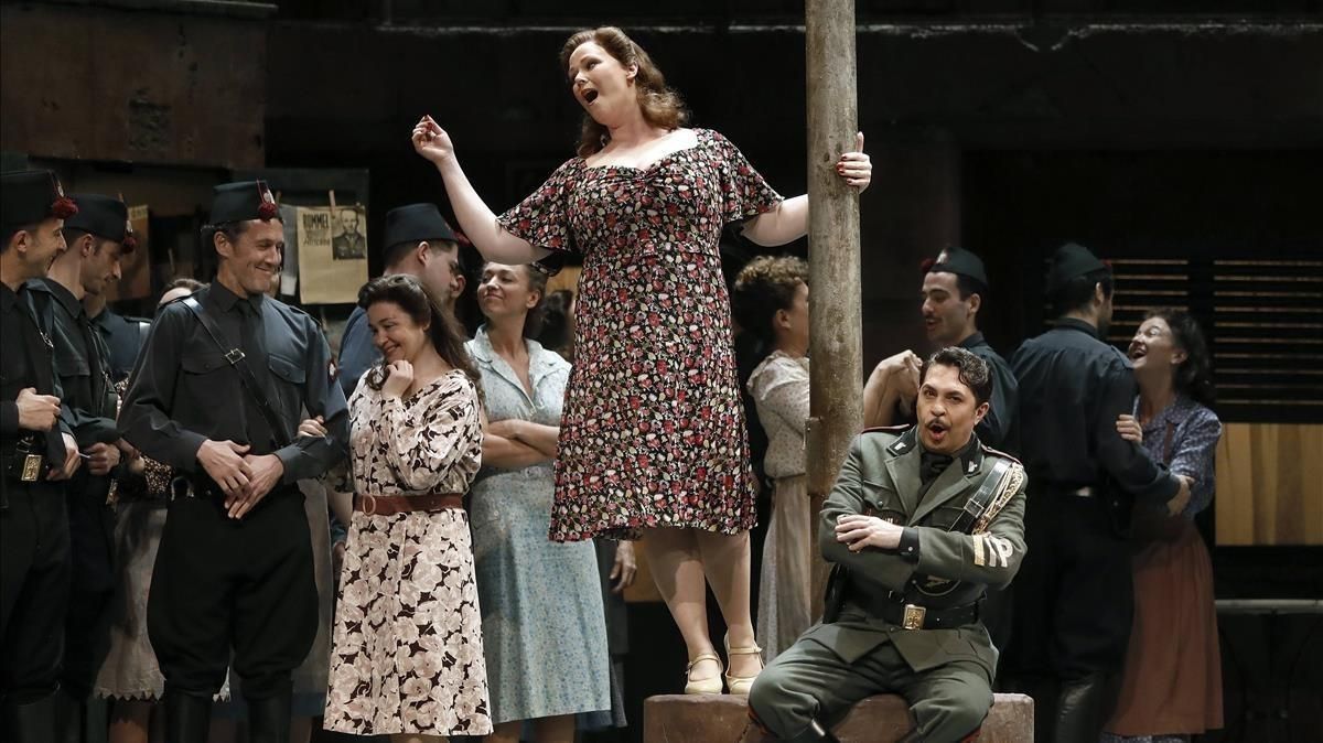 Jessica Pratt (centro), en una escena de la ópera de Donizetti junto a Paolo Bordogna (derecha). Jessica Pratt (centro), en una escena de la ópera de Donizetti junto a Paolo Bordogna (derecha).