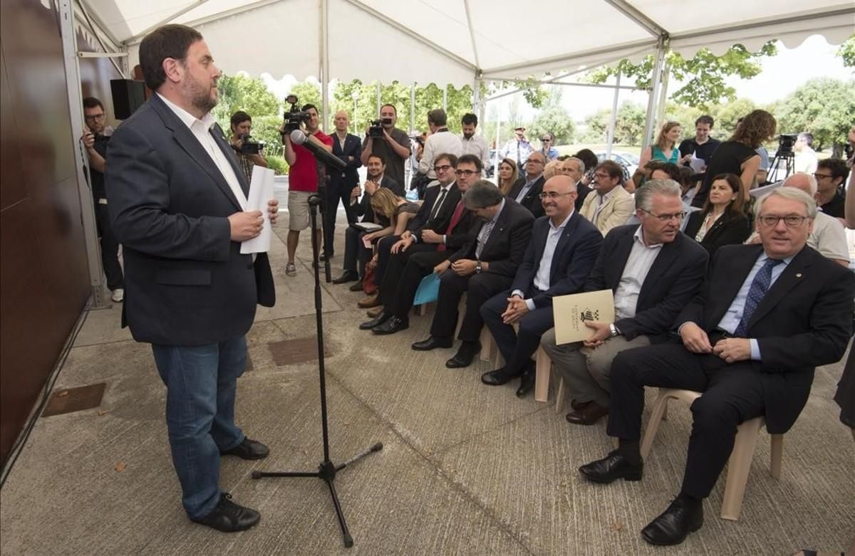 Junqueras habla en la junta extraordinaria del consorcio del complejo recreativo y turístico de Vila-seca y Salou. Junqueras habla en la junta extraordinaria del consorcio del complejo recreativo y turístico de Vila-seca y Salou.