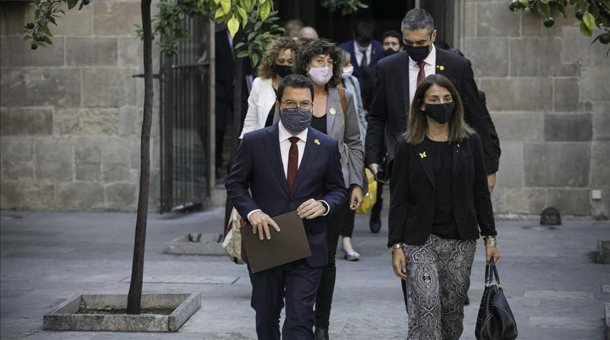 El ’vicepresident’ con funciones de ’president’ Pere Aragonès y la ’consellera’ portavoz, Meritxell Budó (JxCat), el 30 de septiembre. El ’vicepresident’ con funciones de ’president’ Pere Aragonès y la ’consellera’ portavoz, Meritxell Budó (JxCat), el 30 de septiembre.