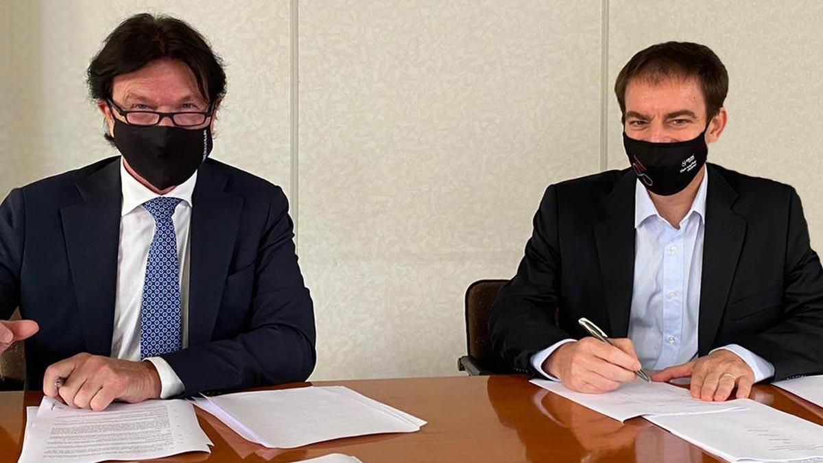 Francesc Rubiralta, derecha, firma el acuerdo con su socio de Intersig Francesc Rubiralta, derecha, firma el acuerdo con su socio de Intersig